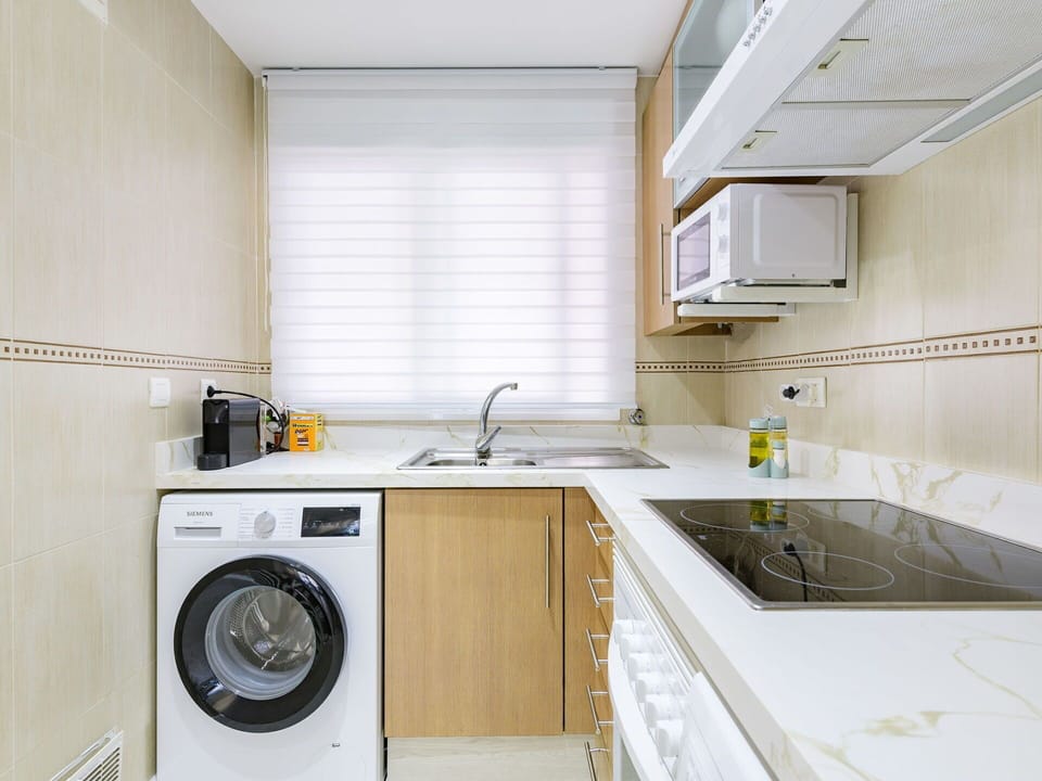 Kitchen Sink, Tap, Cabinetry, Sink, Property, Plumbing Fixture, Countertop, Clothes Dryer, Washing Machine, Laundry Room