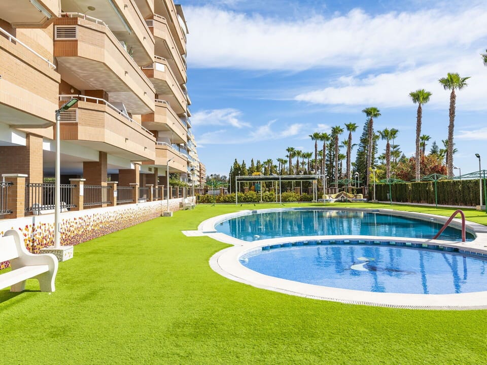 Water, Sky, Cloud, Plant, Daytime, Building, Azure, Swimming Pool, Leisure, Tree