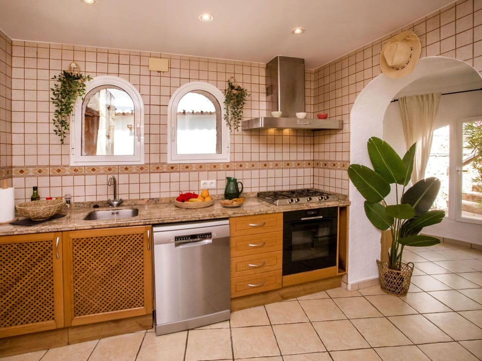Countertop, Cabinetry, Sink, Property, Plant, Houseplant, Kitchen Sink, Kitchen, Kitchen Stove, Wood