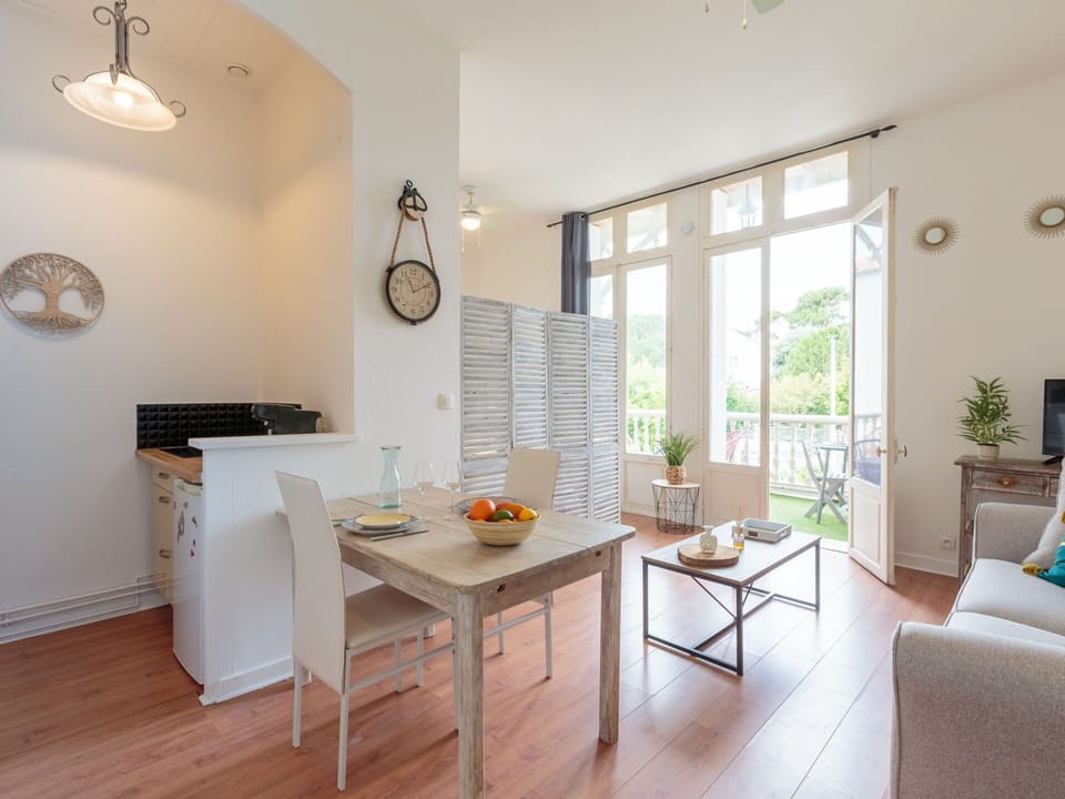 Furniture, Table, Property, Plant, Couch, Houseplant, Window, Interior Design, Building, Wood