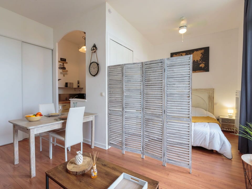 Table, Furniture, Property, Plant, Houseplant, Wood, Interior Design, Flooring, Clock