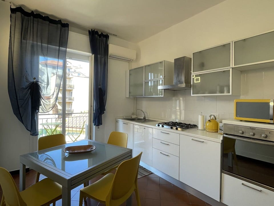 Cabinetry, Countertop, Property, Furniture, Window, Building, Table, Kitchen Stove, Kitchen, Wood