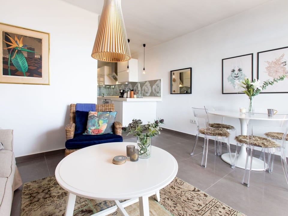 Table, Plant, Picture Frame, Furniture, Property, Flower, Houseplant, Building, Interior Design, Lighting