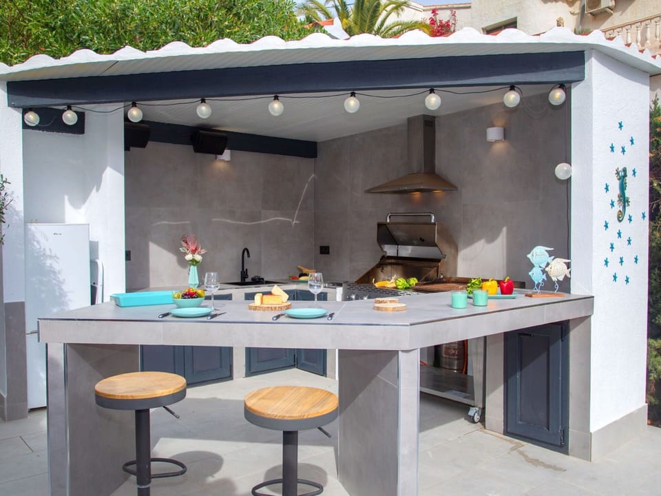 Table, Property, Furniture, Countertop, Interior Design, Building, Shade, Chair, Tree, House