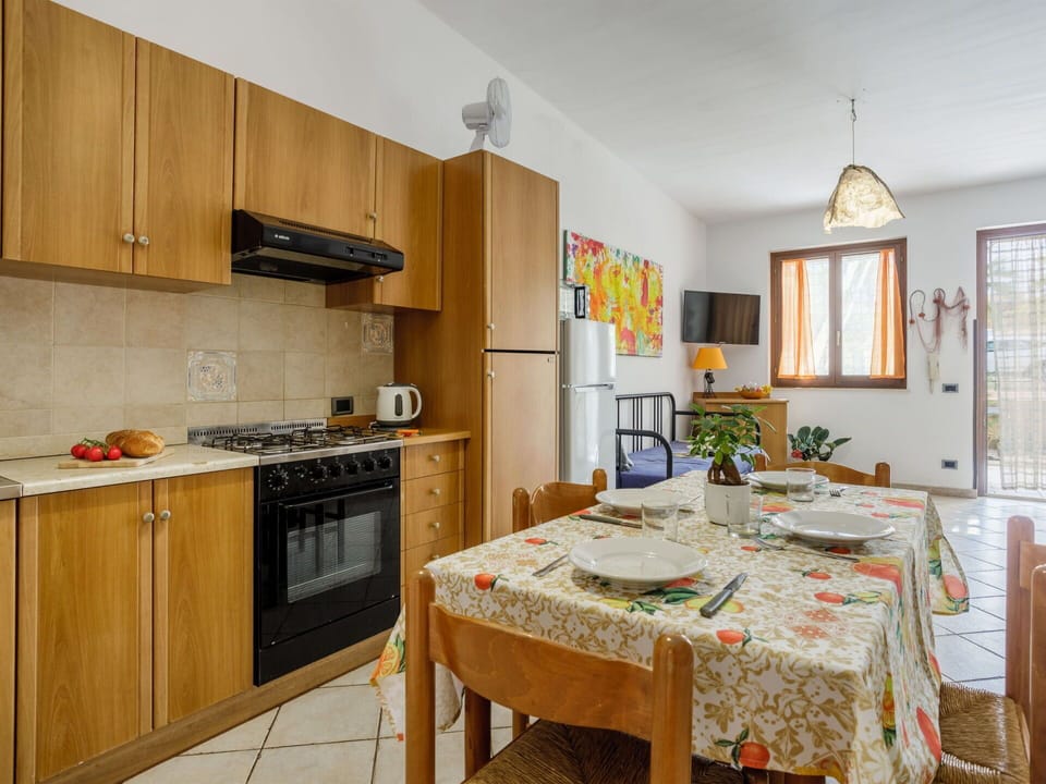 Cabinetry, Furniture, Property, Countertop, Window, Kitchen Appliance, Picture Frame, Kitchen, Wood, Kitchen Stove