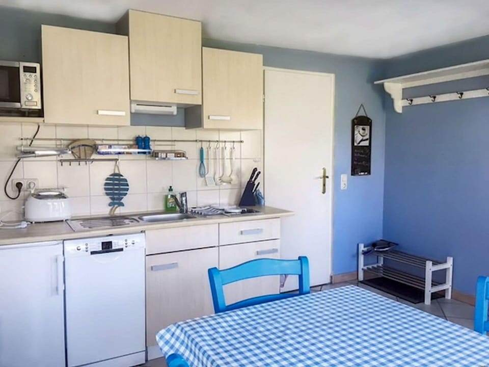 Kitchen Sink, Sink, Cabinetry, Property, Furniture, Countertop, Blue, Azure, Tap, Building
