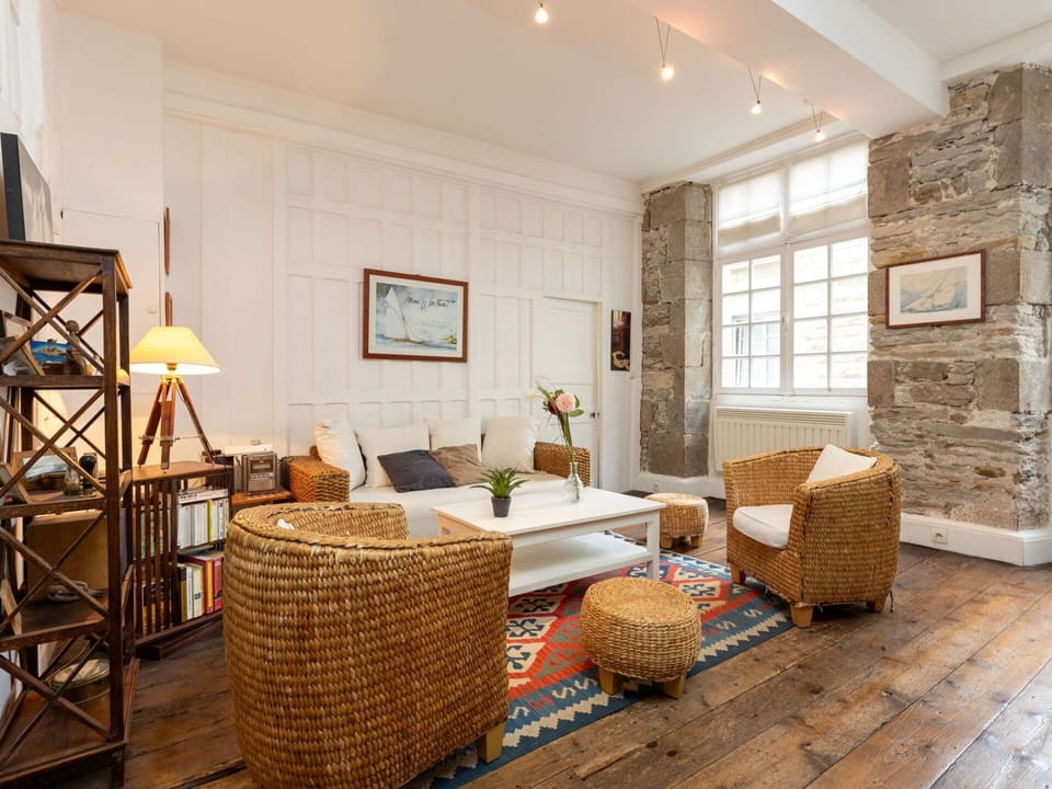 Plant, Furniture, Building, Table, Leaf, Nature, Architecture, Interior Design, Tree, Outdoor Furniture