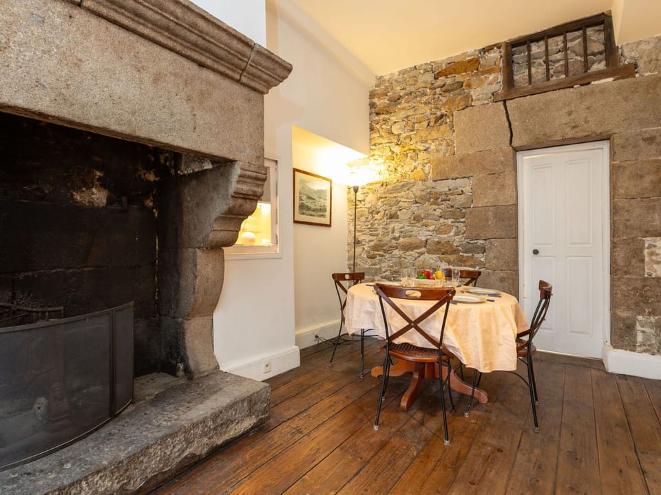 Plant, Furniture, Building, Table, Leaf, Nature, Architecture, Interior Design, Tree, Outdoor Furniture