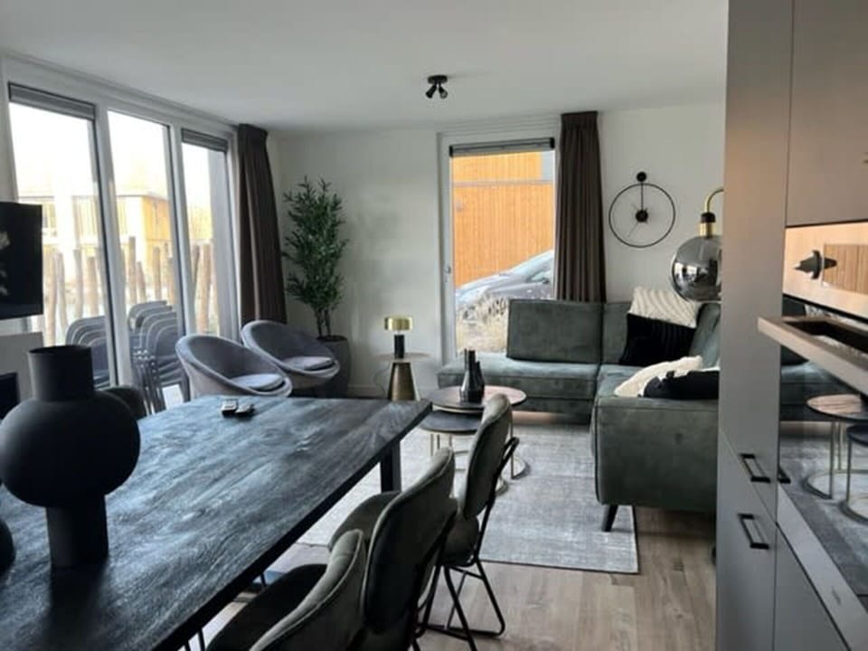 Plant, Furniture, Building, Table, Leaf, Nature, Architecture, Interior Design, Tree, Outdoor Furniture