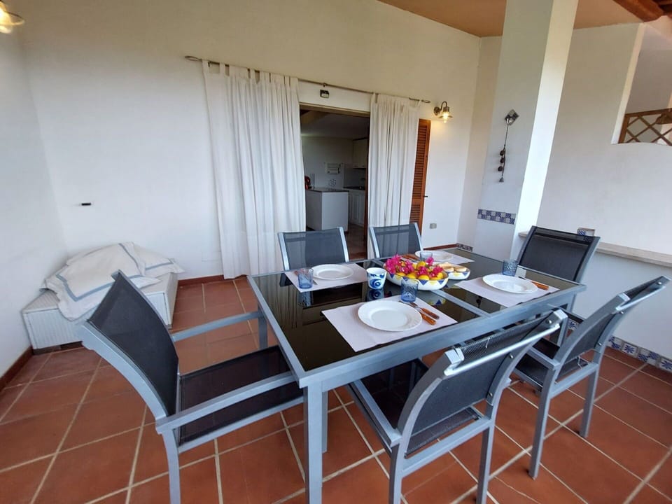 Table, Furniture, Chair, Couch, Building, Wood, Interior Design, Desk, Kitchen & Dining Room Table, Flooring