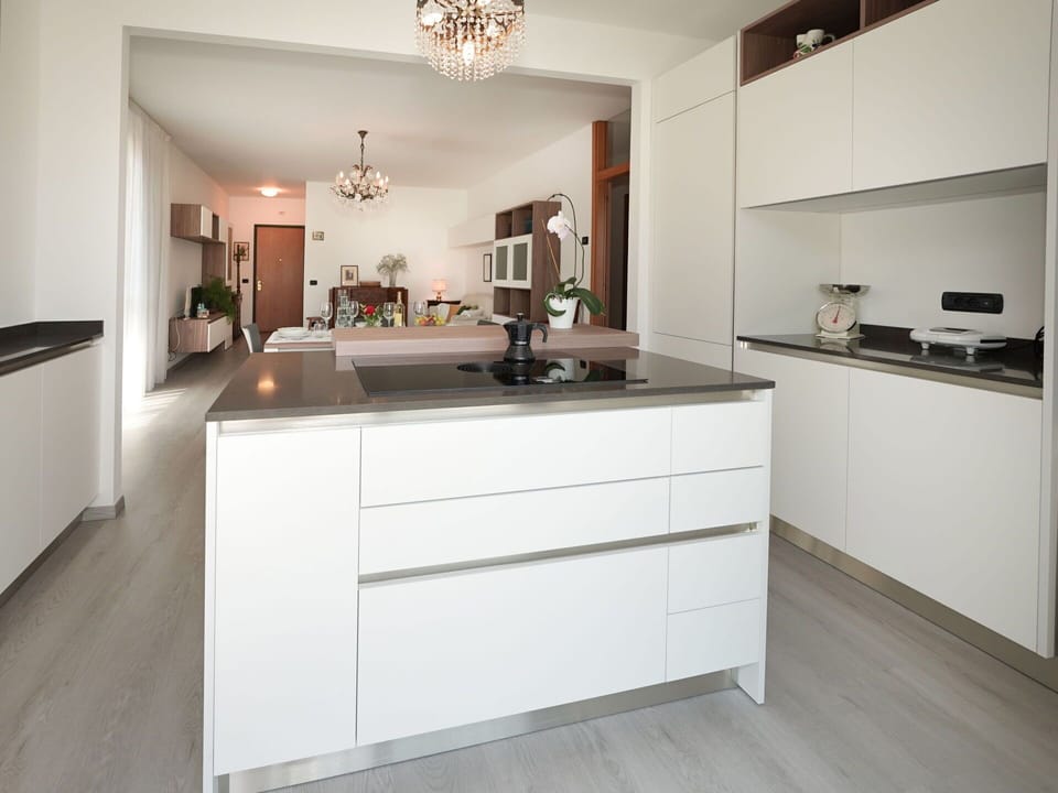 Cabinetry, Countertop, Building, Property, Kitchen Appliance, Wood, Kitchen Stove, Kitchen, Interior Design, Home Appliance