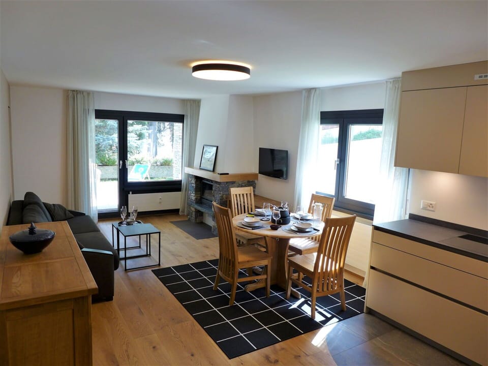 Property, Furniture, Table, Wood, Cabinetry, Window, Interior Design, Kitchen, Floor, Flooring