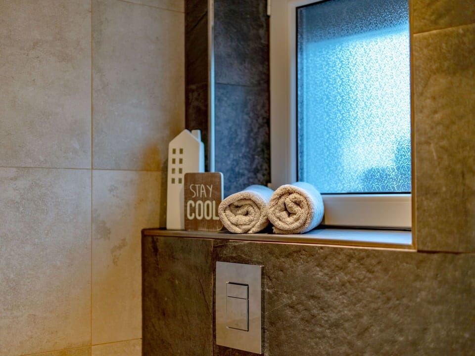 Wall, Flooring, Interior Design, Floor, Tile, Plumbing Fixture, Bathroom, Plumbing, Glass