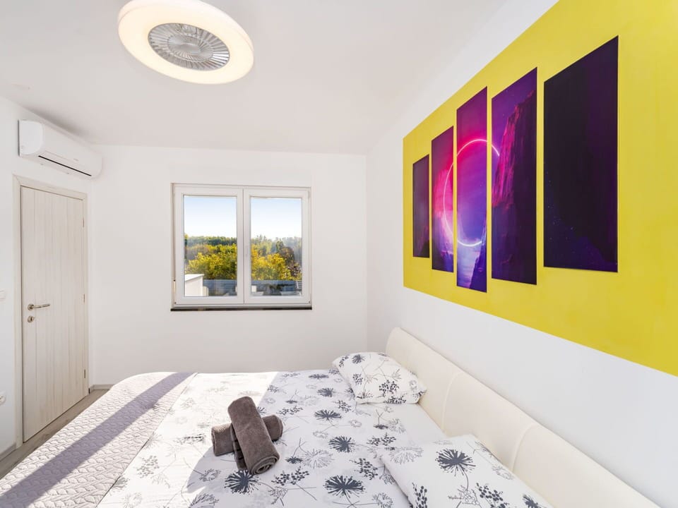 Property, Daytime, Furniture, Building, Window, Azure, Interior Design, Plant, Wood, Comfort