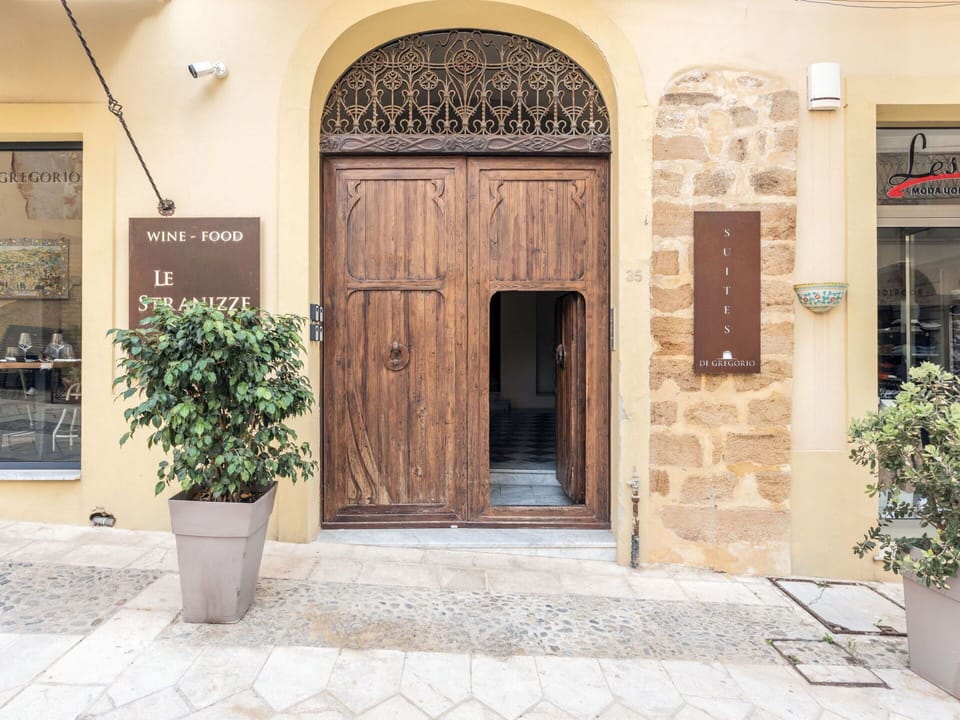 Plant, Property, Building, Flowerpot, Door, Wood, Architecture, Houseplant, Brick, Window