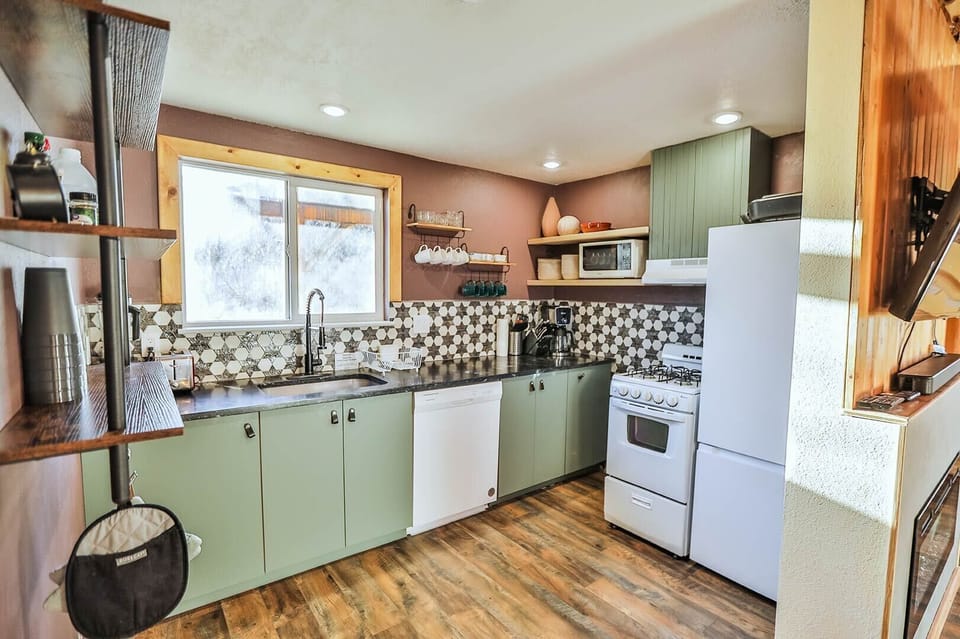 Everything you need to cook is right here! You’re sure to enjoy the well-equipped kitchen at Zen Zion Hummingbird.