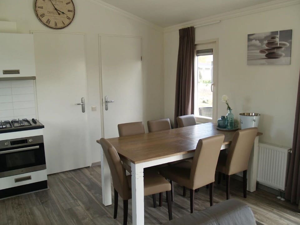 Table, Property, Furniture, Gas Stove, Window, Chair, Wood, Interior Design, Building, Flooring