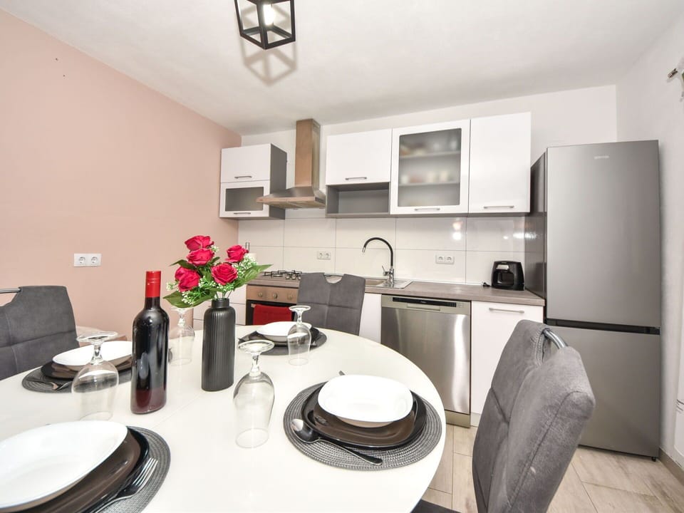 Property, Furniture, Cabinetry, Flower, Table, Tableware, Countertop, Interior Design, Lighting