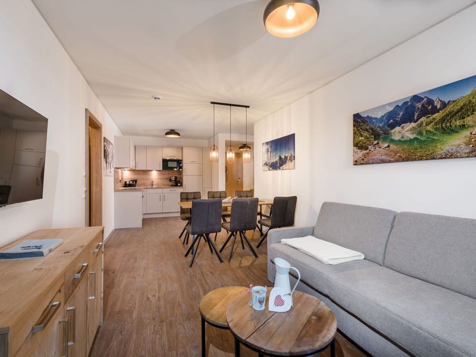 Table, Picture Frame, Furniture, Property, Couch, Building, Wood, Interior Design, Plant, Architecture