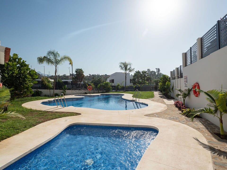 Water, Plant, Sky, Swimming Pool, Azure, Tree, Leisure, Building, Residential Area, Real Estate