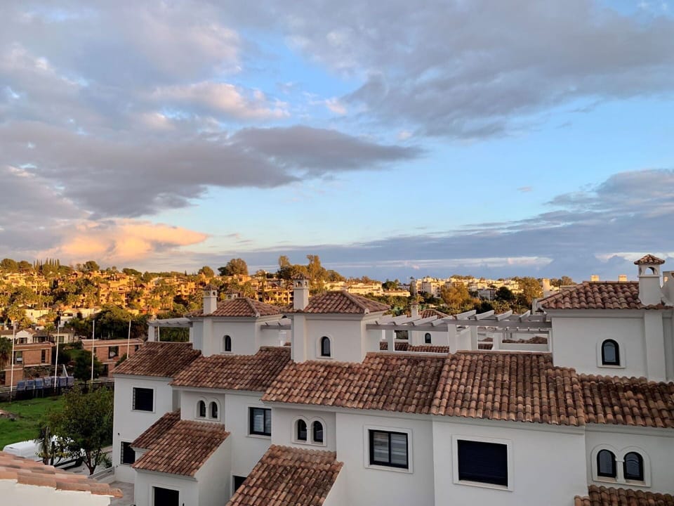 Cloud, Sky, Daytime, Building, Window, House, Sunlight, Horizon, Neighbourhood, Tree