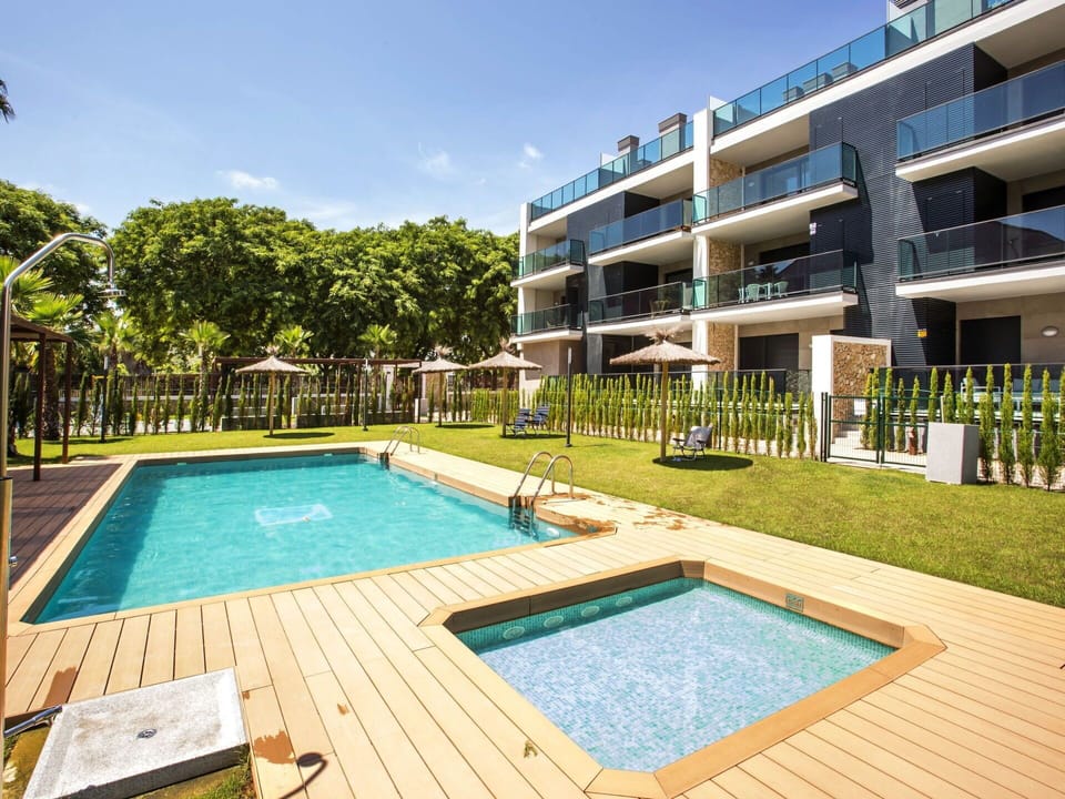 Property, Building, Sky, Plant, Water, Green, Swimming Pool, Tree, Cloud, Window