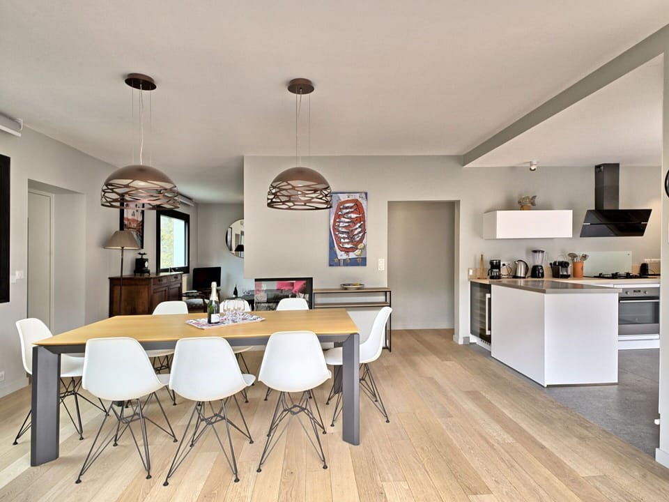 Furniture, Table, Wood, Chair, Kitchen, Flooring, Living Room, Picture Frame, Beige, Hall