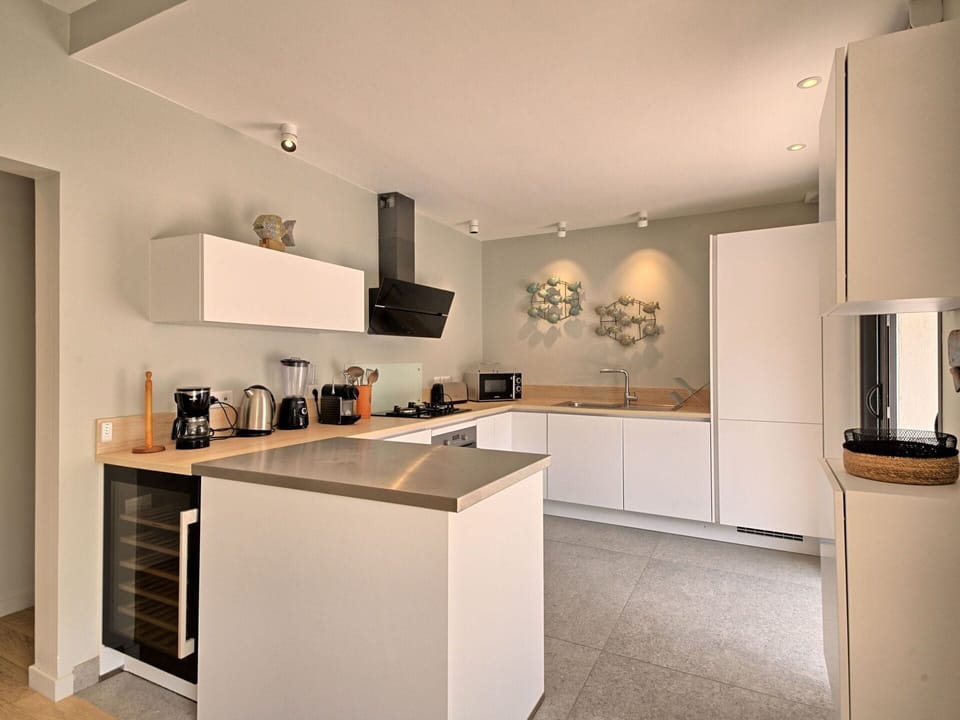 Cabinetry, Property, Building, Furniture, Wood, Table, Lighting, House, Interior Design, Kitchen