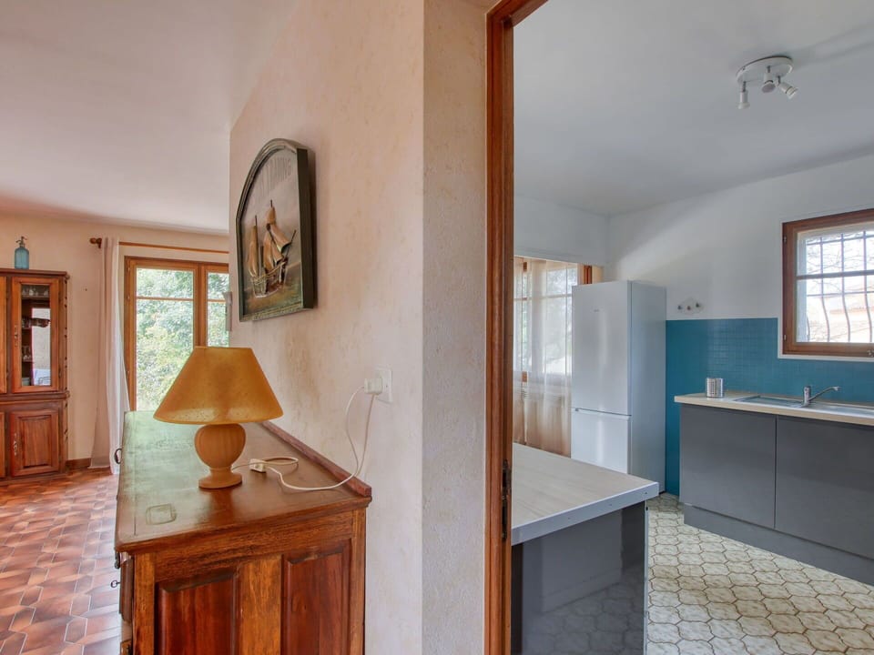 Cabinetry, Furniture, Window, Building, Wood, Picture Frame, Interior Design, Sink, Table