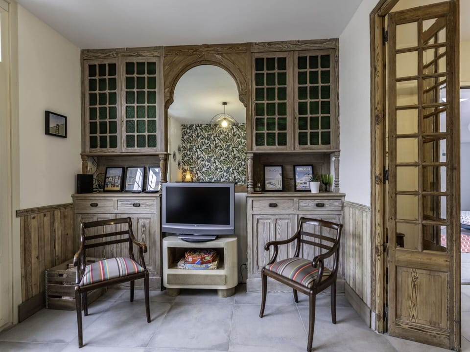 Furniture, Property, Interior Design, Living Room, Wood, Shelving, Architecture, Flooring, Drawer, Floor