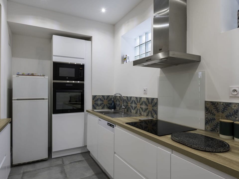 Cabinetry, Property, Countertop, Building, Kitchen Stove, Interior Design, Kitchen, Kitchen Appliance, Architecture, Wood