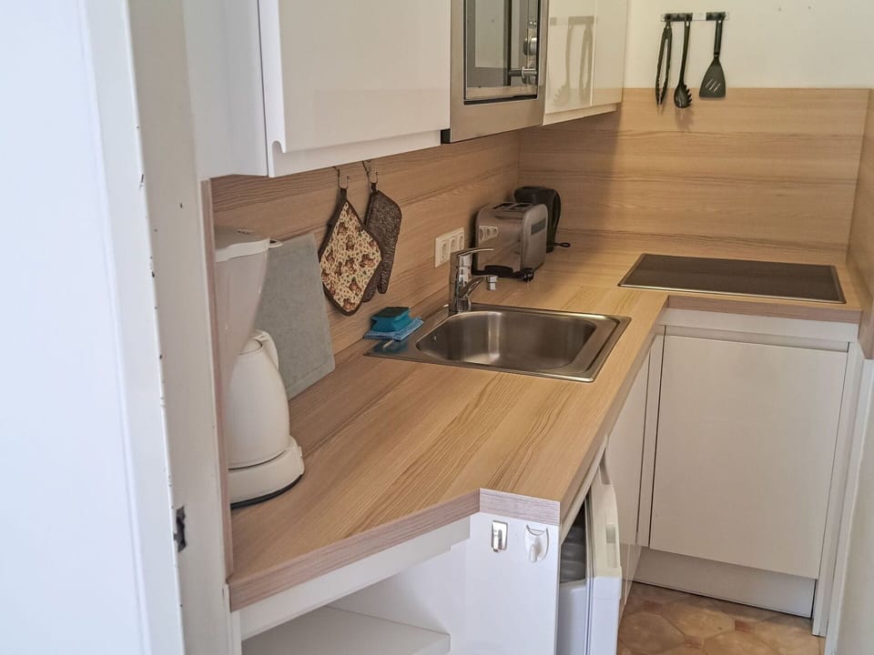 Brown, Kitchen Sink, Sink, Cabinetry, Countertop, Tap, Plumbing Fixture, Kitchen, Wood, Flooring