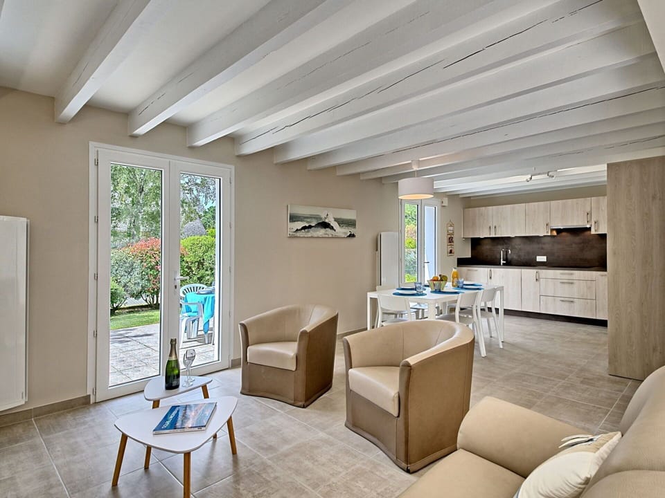 Property, Furniture, Couch, Chair, Architecture, Interior Design, Wood, Comfort, Flooring, Floor