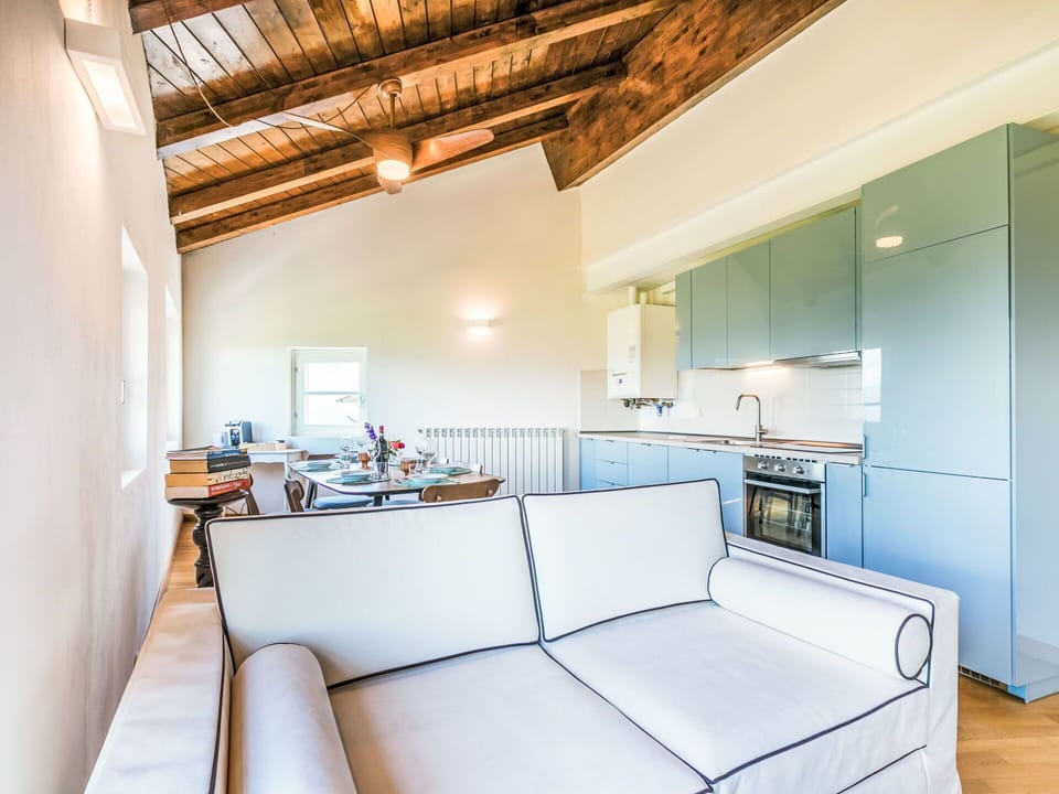Property, Furniture, Couch, Comfort, Interior Design, Living Room, Floor, Flooring, Building