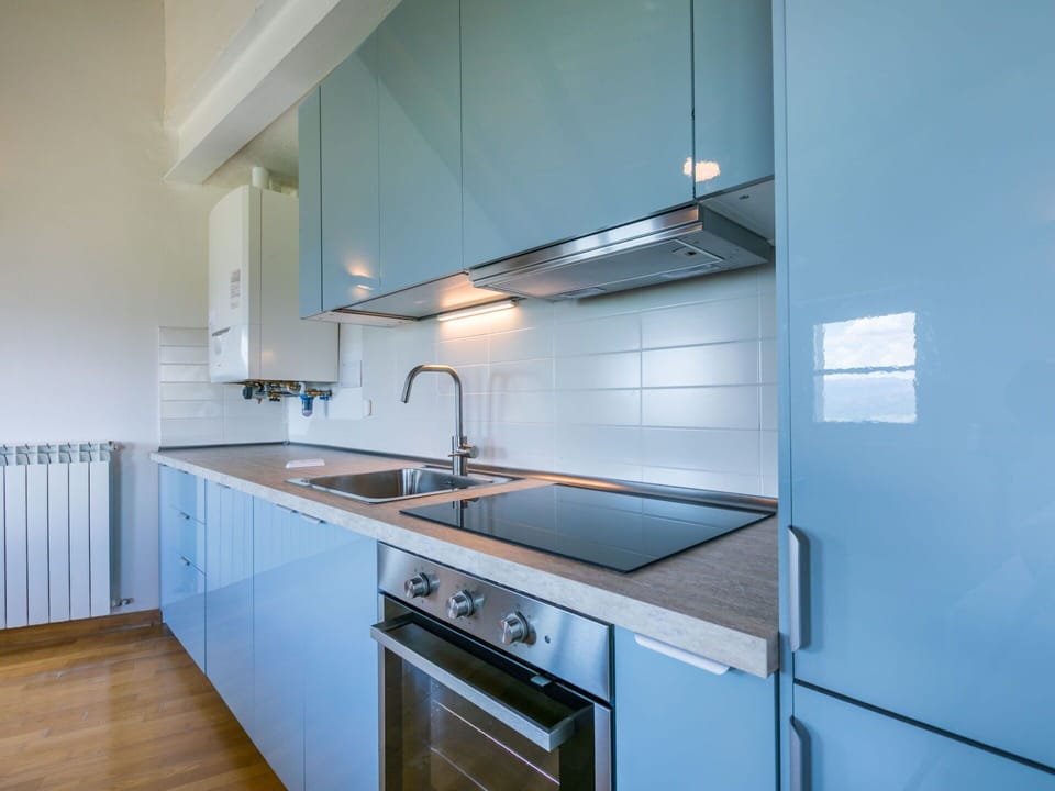 Tap, Cabinetry, Countertop, Kitchen Sink, Sink, Property, Building, Kitchen, Kitchen Stove, Plumbing Fixture