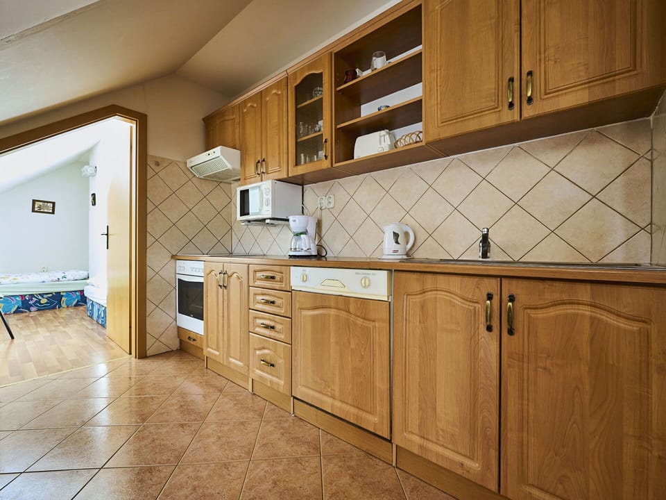 Cabinetry, Countertop, Property, Furniture, Building, Kitchen Sink, Kitchen, Wood, Interior Design, Kitchen Appliance