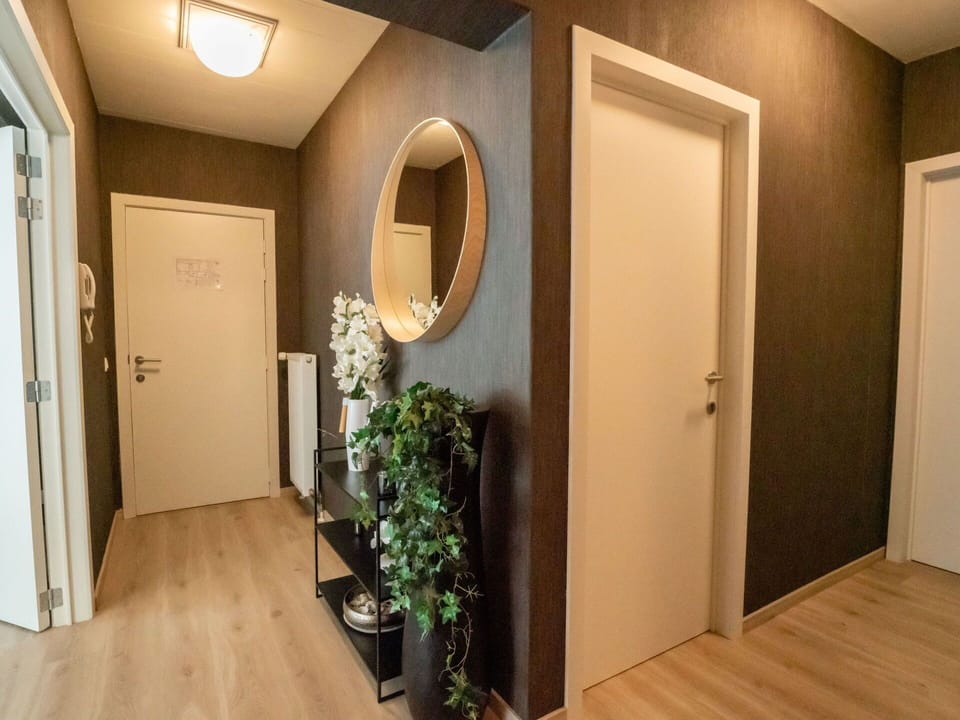 Mirror, Plant, Property, Wood, Door, Interior Design, Houseplant, Hall, Flooring