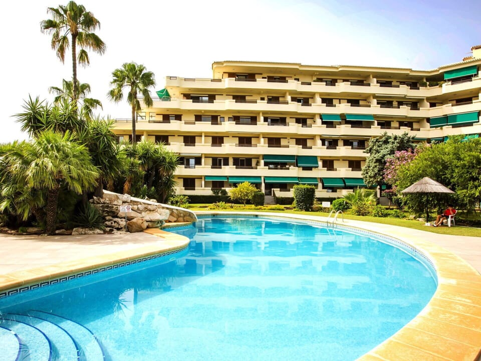 Water, Building, Plant, Daytime, Property, Sky, Azure, Tree, Swimming Pool, Arecales