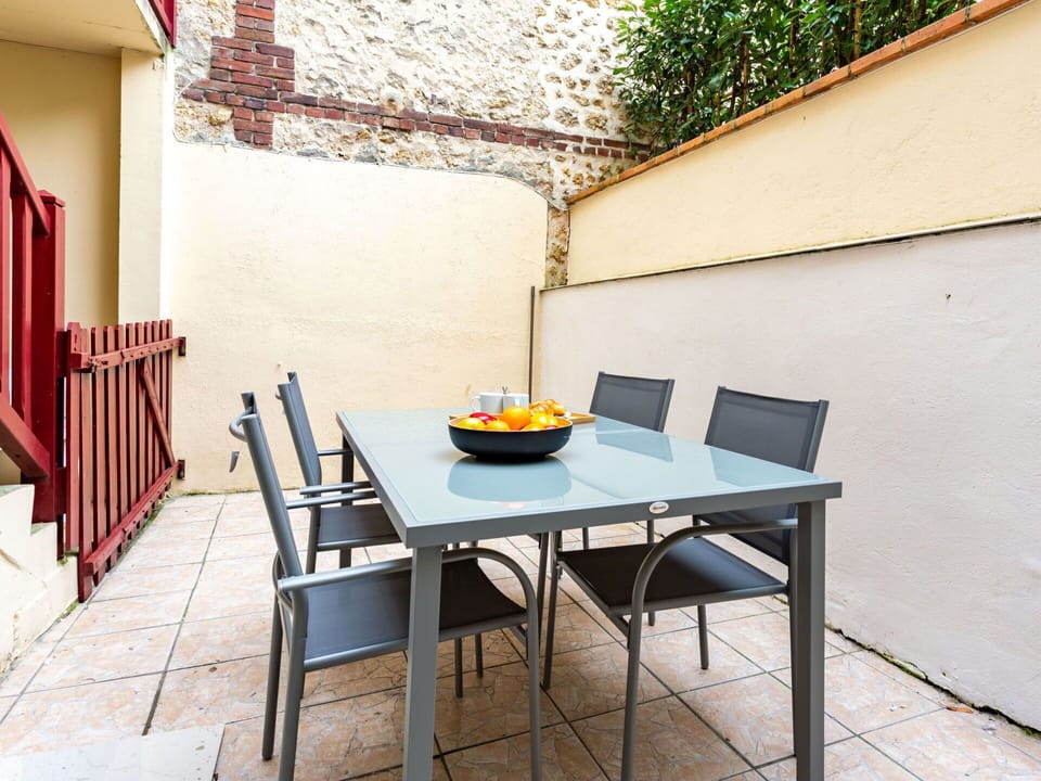 Plant, Building, Window, Swimming Pool, Azure, Water, Tree, House, Sky, Urban Design