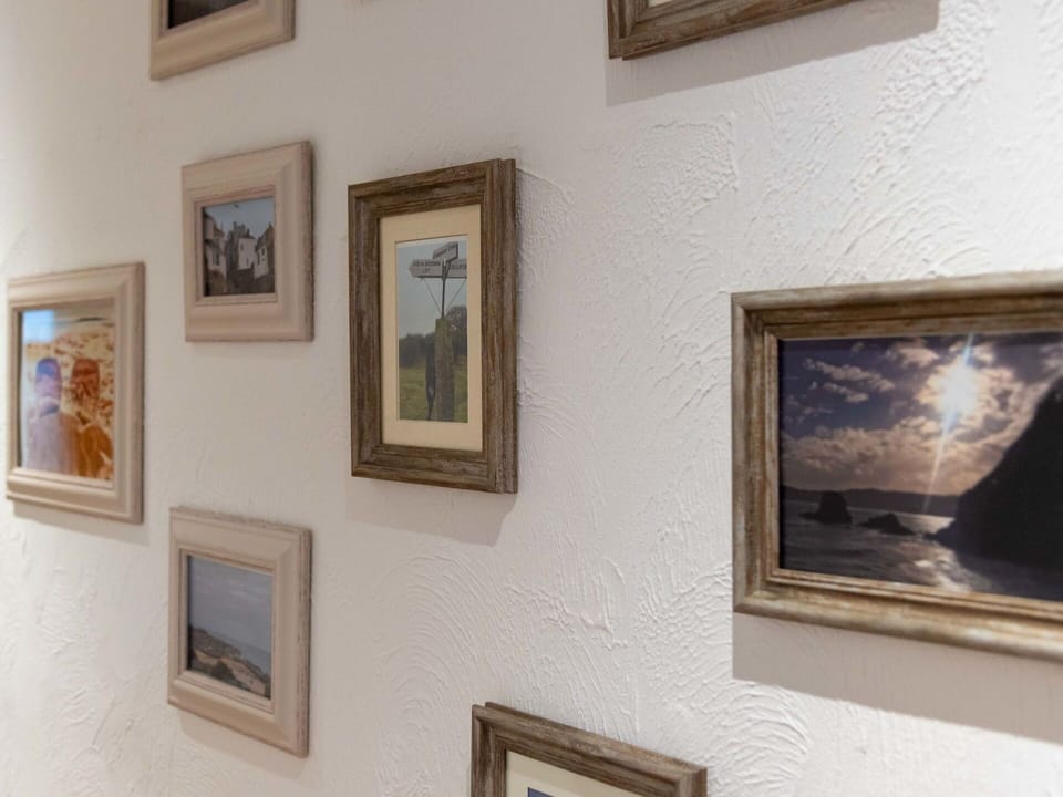 Brown, Picture Frame, Building, Wood, Paint, Rectangle, Interior Design, Architecture, Art, Floor