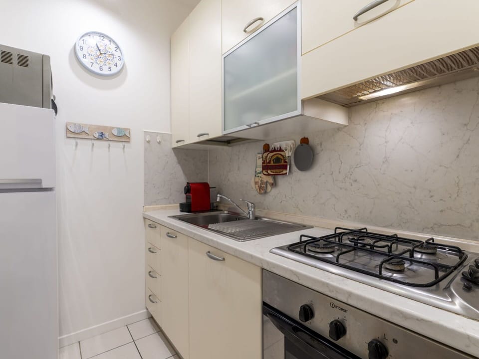 Cabinetry, Property, Countertop, Gas Stove, Kitchen Stove, Cooktop, Kitchen Appliance, Kitchen, Interior Design, Stove