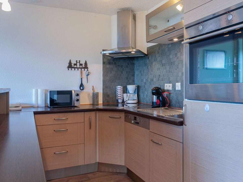 Cabinetry, Property, Furniture, Countertop, Drawer, Wood, Interior Design, Kitchen, Flooring, Kitchen Appliance