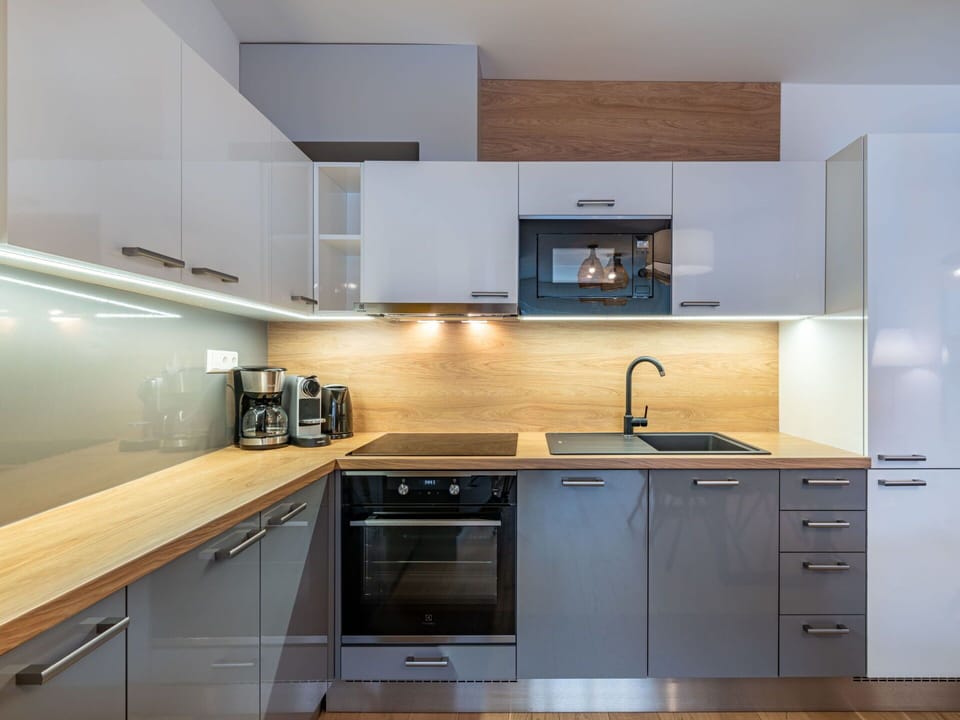 Cabinetry, Countertop, Property, Kitchen Sink, Sink, Furniture, Tap, Kitchen Stove, Kitchen, Wood