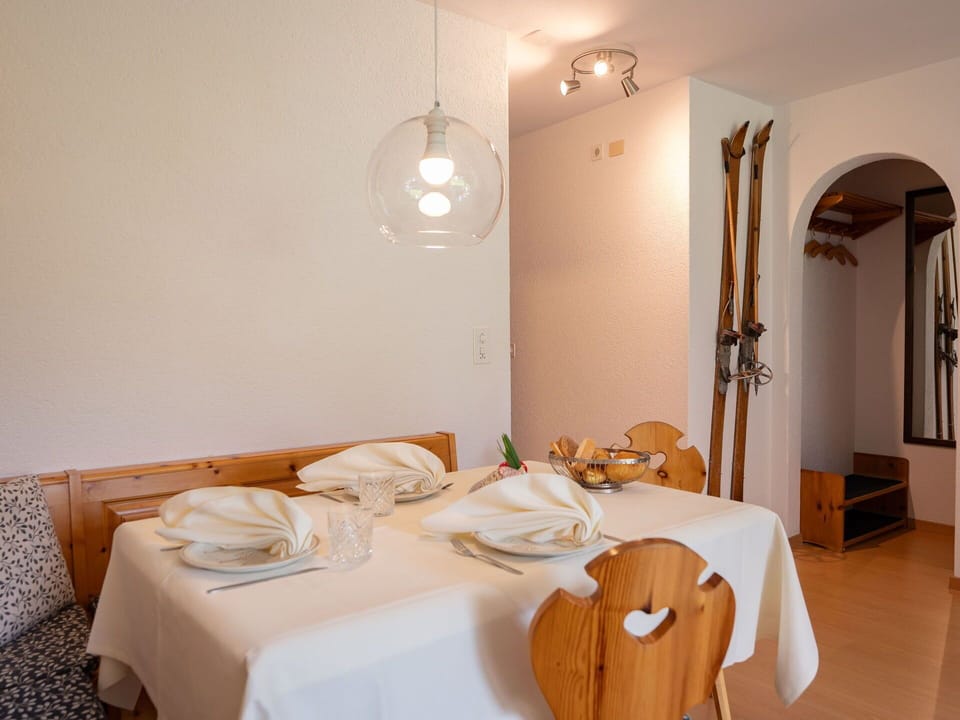 Table, Tablecloth, Tableware, Decoration, Interior Design, Building, Chair, Comfort, Kitchen & Dining Room Table, Wood