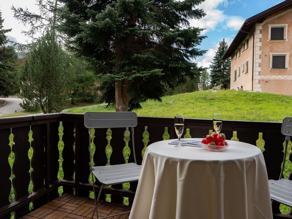 Table, Plant, Furniture, Window, Sky, Building, Tablecloth, Chair, Interior Design, Tree