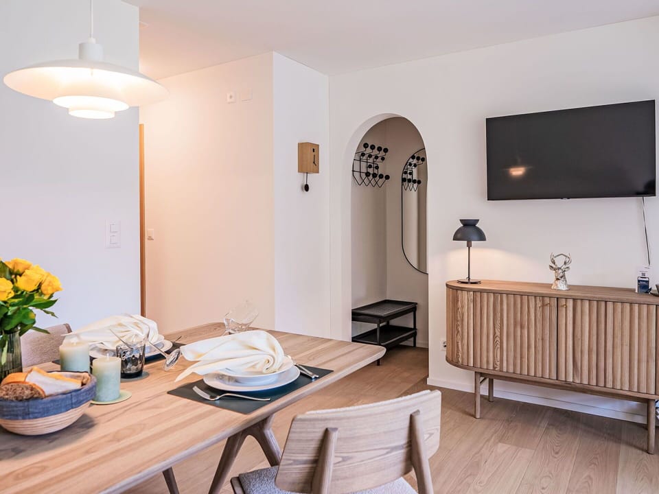 Table, Furniture, Property, Plant, Building, Comfort, Lighting, Interior Design, Wood, Flower