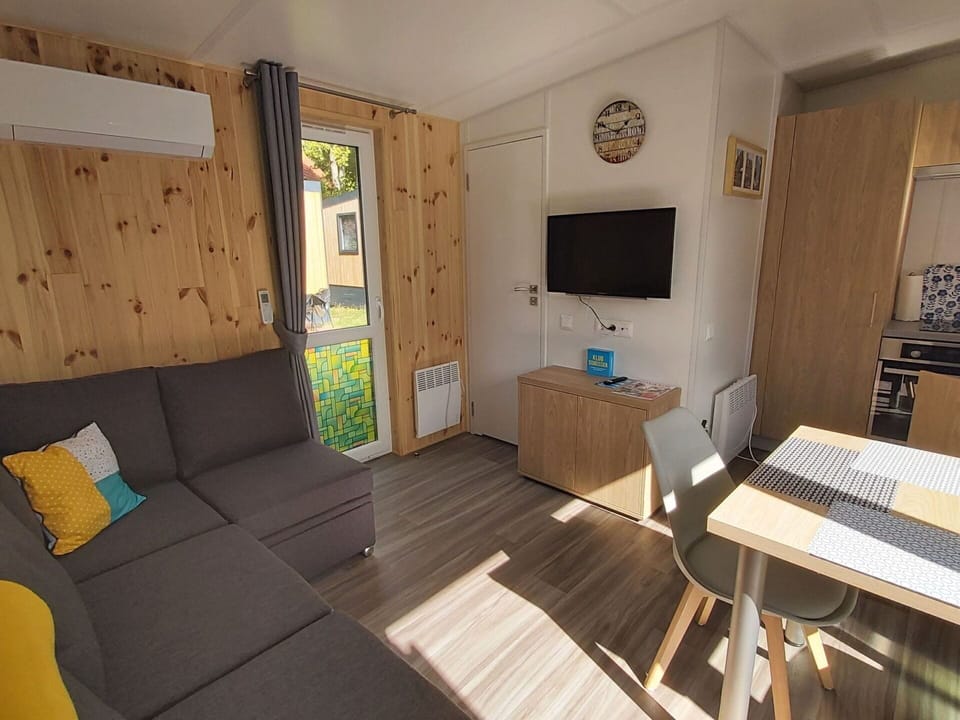 Property, Furniture, Picture Frame, Table, Couch, Building, Wood, Interior Design, Comfort, Flooring