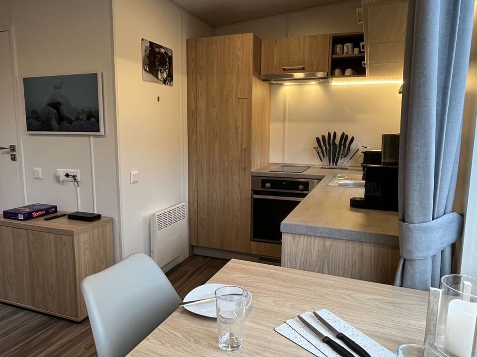 Property, Furniture, Table, Tableware, Cabinetry, Wood, Interior Design, Comfort, Floor