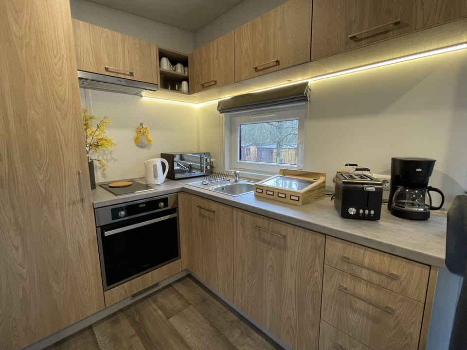 Cabinetry, Countertop, Property, Kitchen Stove, Kitchen, Kitchen Appliance, Home Appliance, Interior Design, Wood, Stove