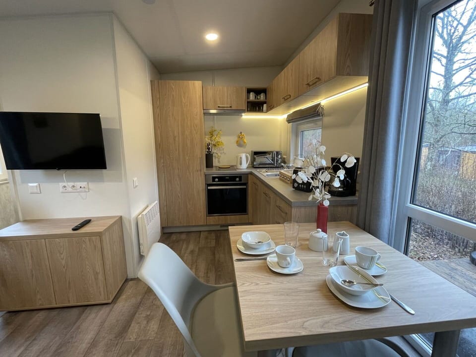 Table, Furniture, Tableware, Chair, Wood, Dishware, Comfort, Interior Design, Television, Building